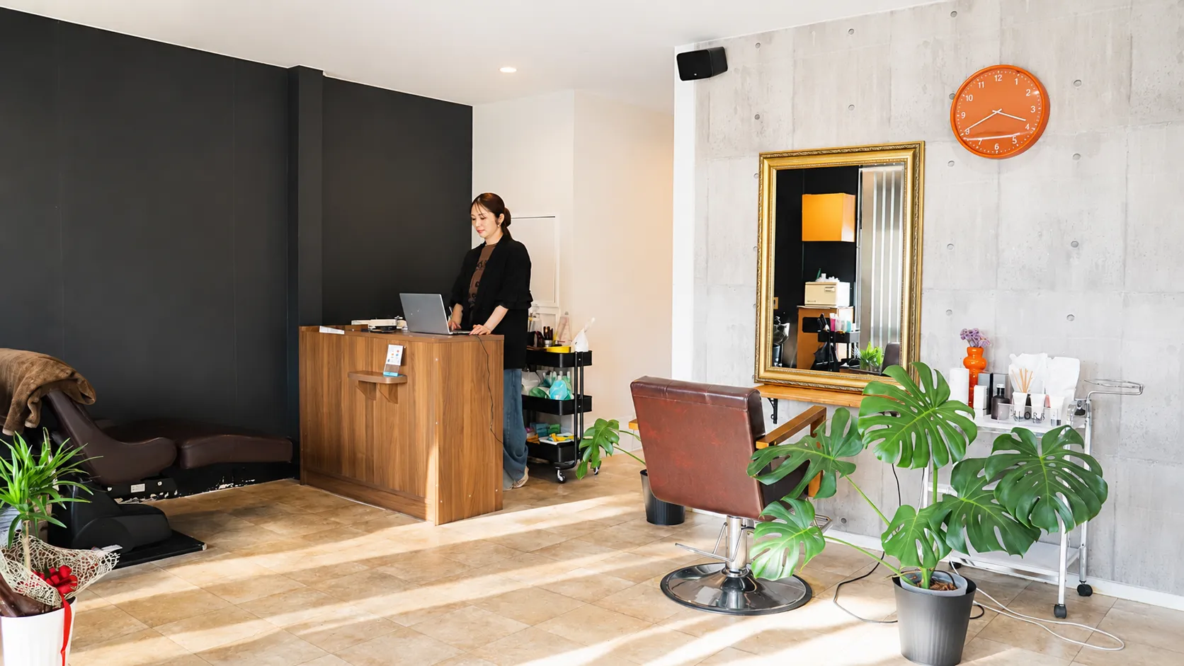 佐賀市赤松の美容室NAVI・HAIRの明るい店内で受付カウンターに立つオーナー美容師