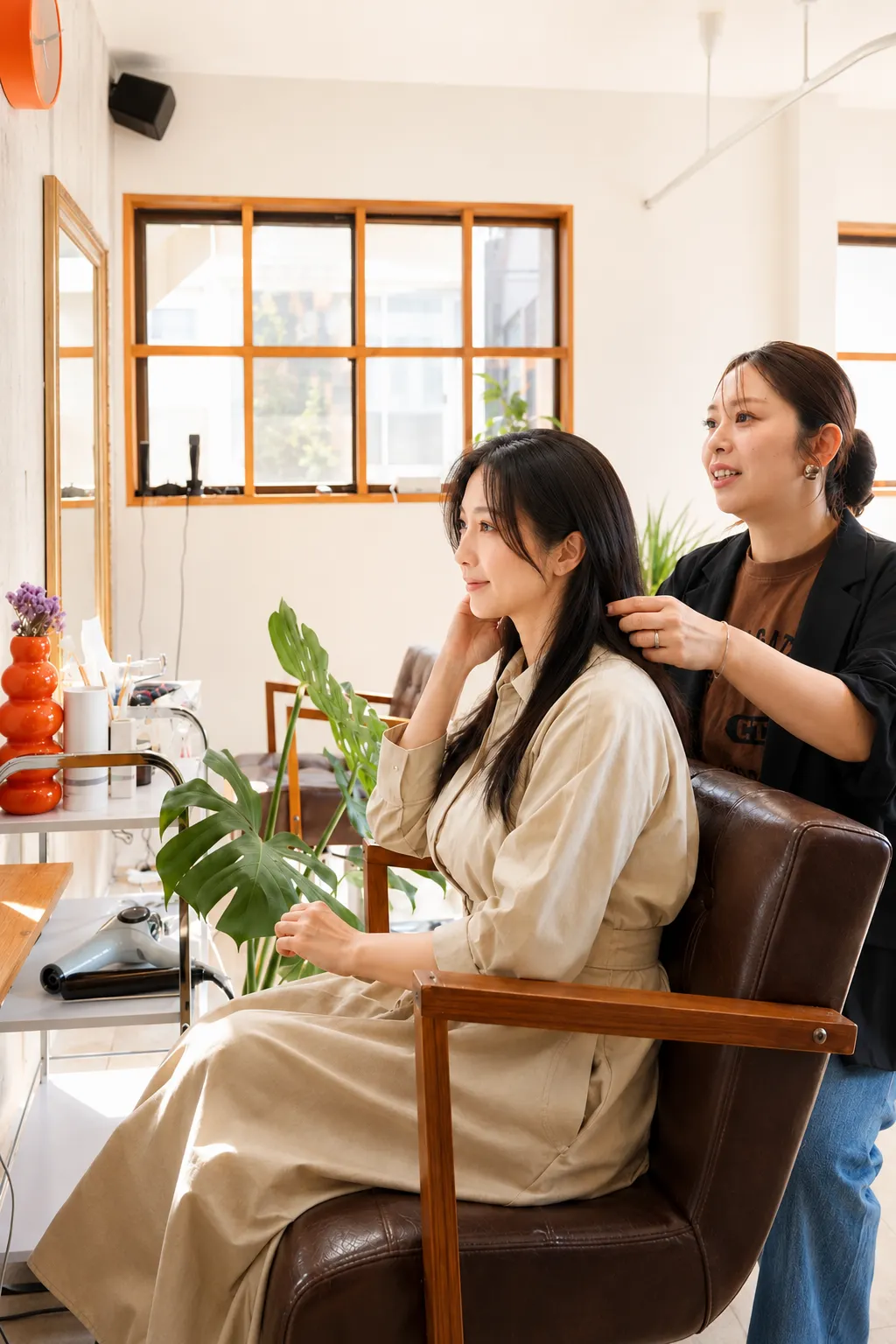 佐賀美容室NAVI・HAIR（ナビヘアー）で女性客の髪質や毛流れを確認するオーナースタイリスト貞富真紀