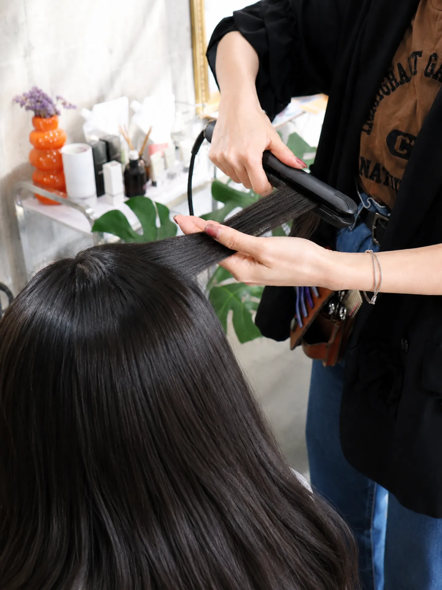 佐賀市赤松の美容室NAVI・HAIRで、髪の量や状態を確認しながら丁寧にストレート施術を行うオーナースタイリスト