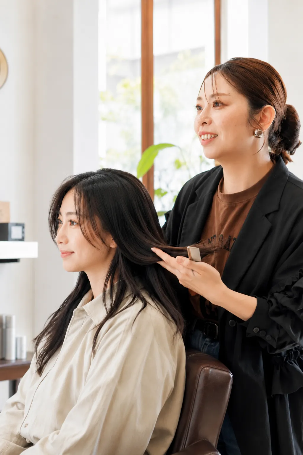 佐賀美容室NAVI・HAIR（ナビヘアー）で女性客のロングヘアの髪質や毛流れを確認するオーナースタイリスト