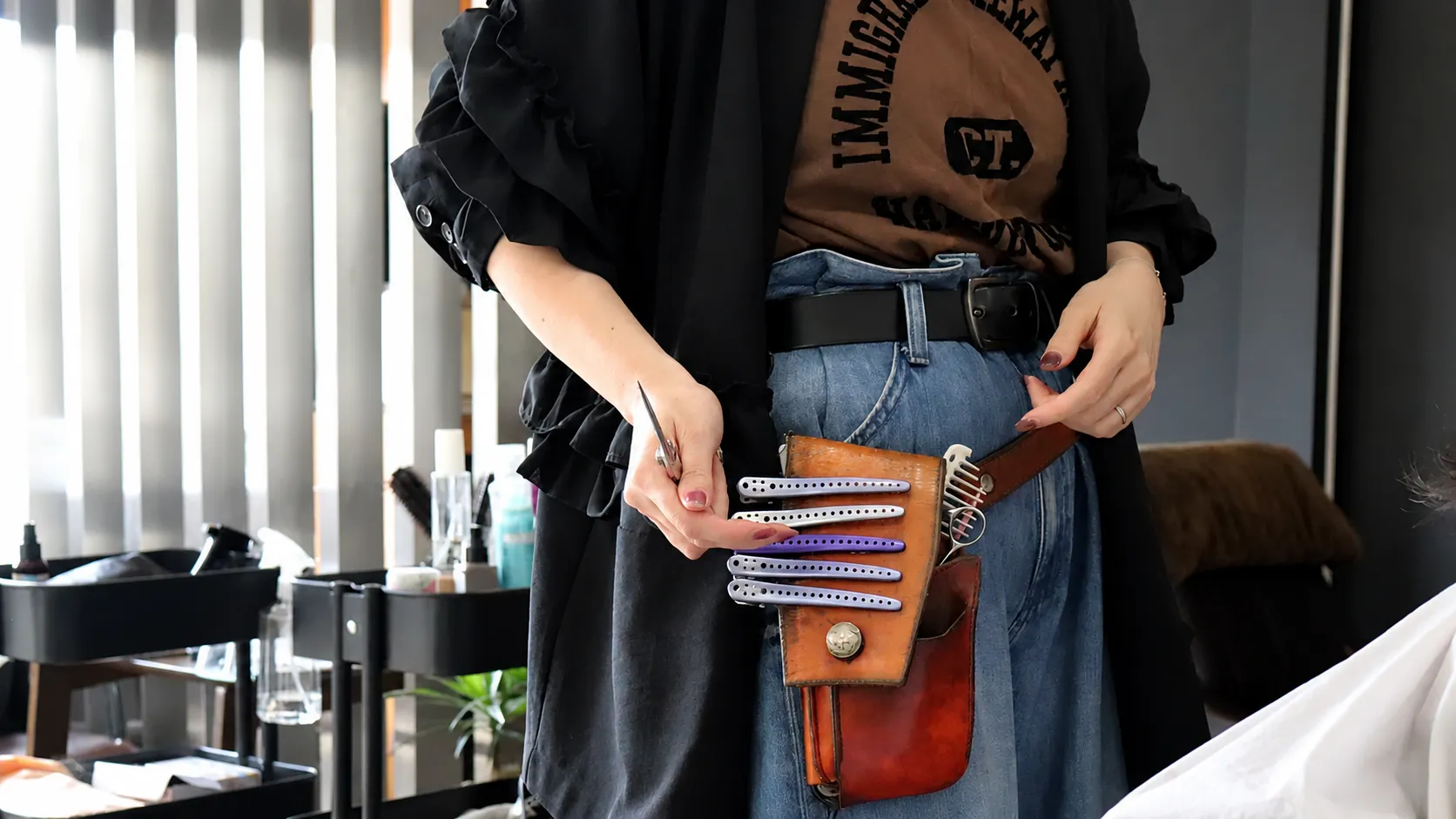 佐賀市赤松の美容室NAVI・HAIRでシザーケースを身につけて施術の準備をするオーナー美容師の手元